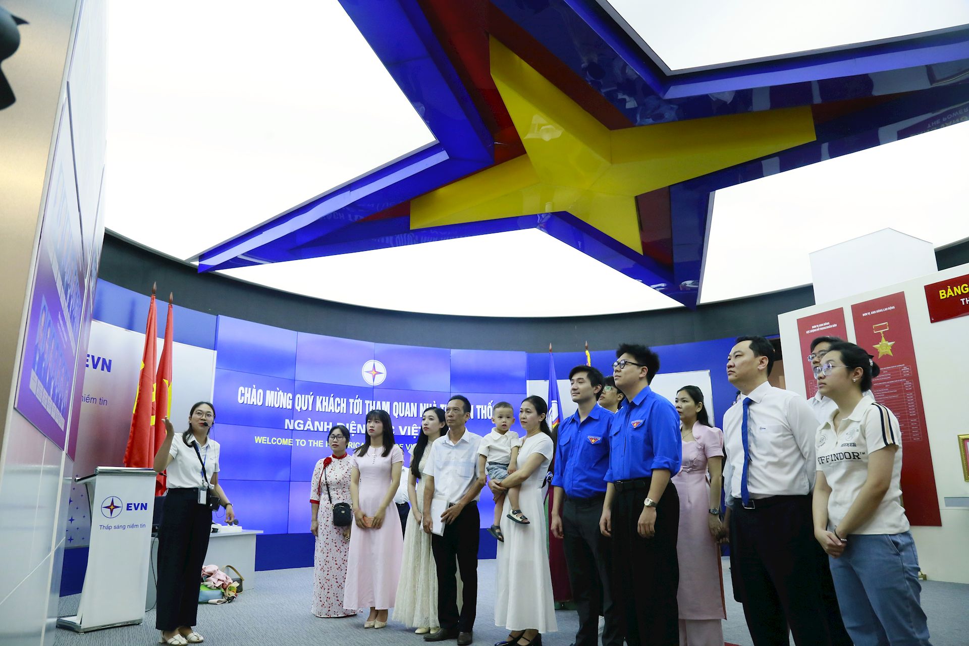 EVN biểu dương 85 học sinh đạt giải quốc gia, quốc tế và 42 gia đình CBCNV tiêu biểu EVN năm 2026 4