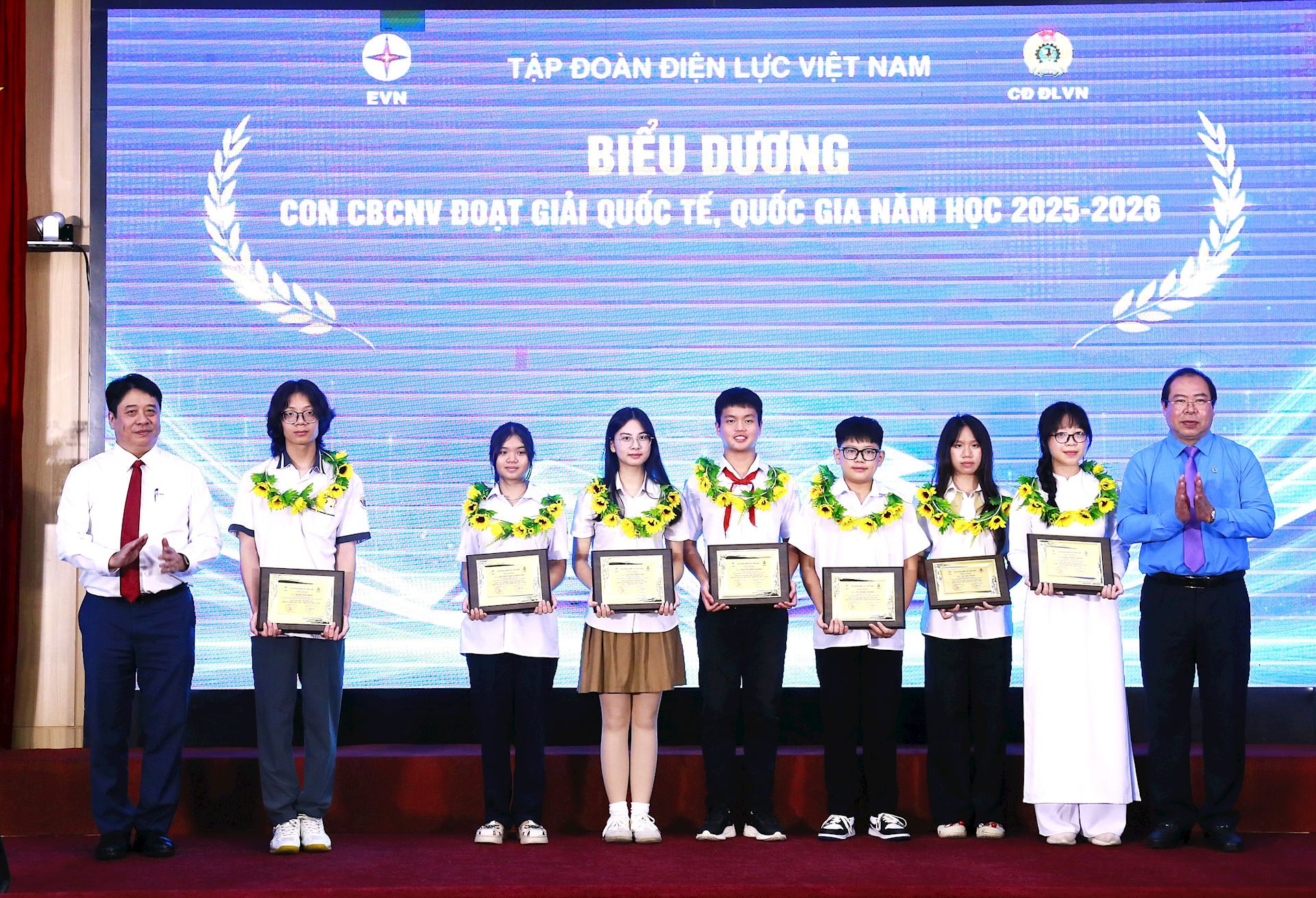 EVN biểu dương 85 học sinh đạt giải quốc gia, quốc tế và 42 gia đình CBCNV tiêu biểu EVN năm 2026 8