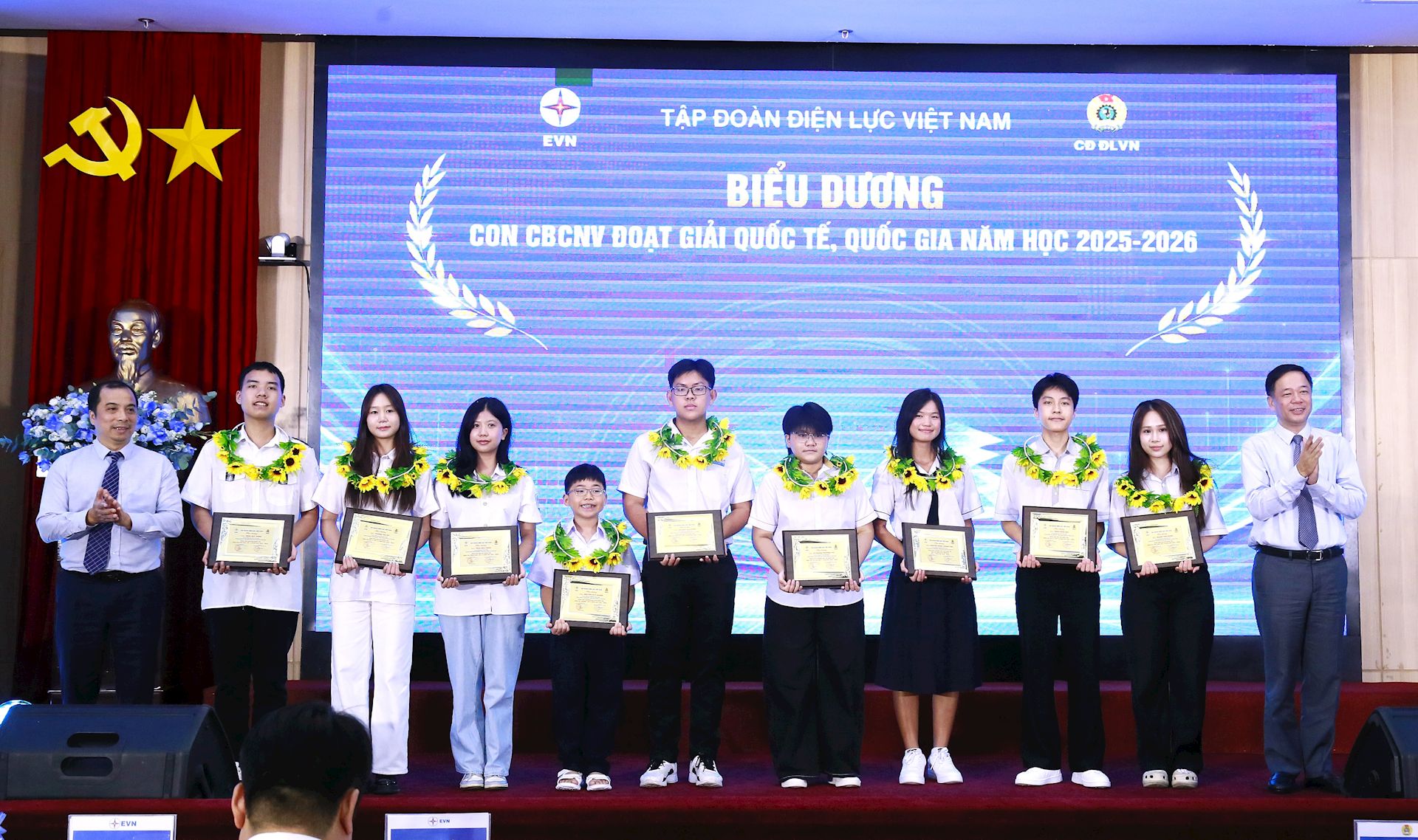 EVN biểu dương 85 học sinh đạt giải quốc gia, quốc tế và 42 gia đình CBCNV tiêu biểu EVN năm 2026 9