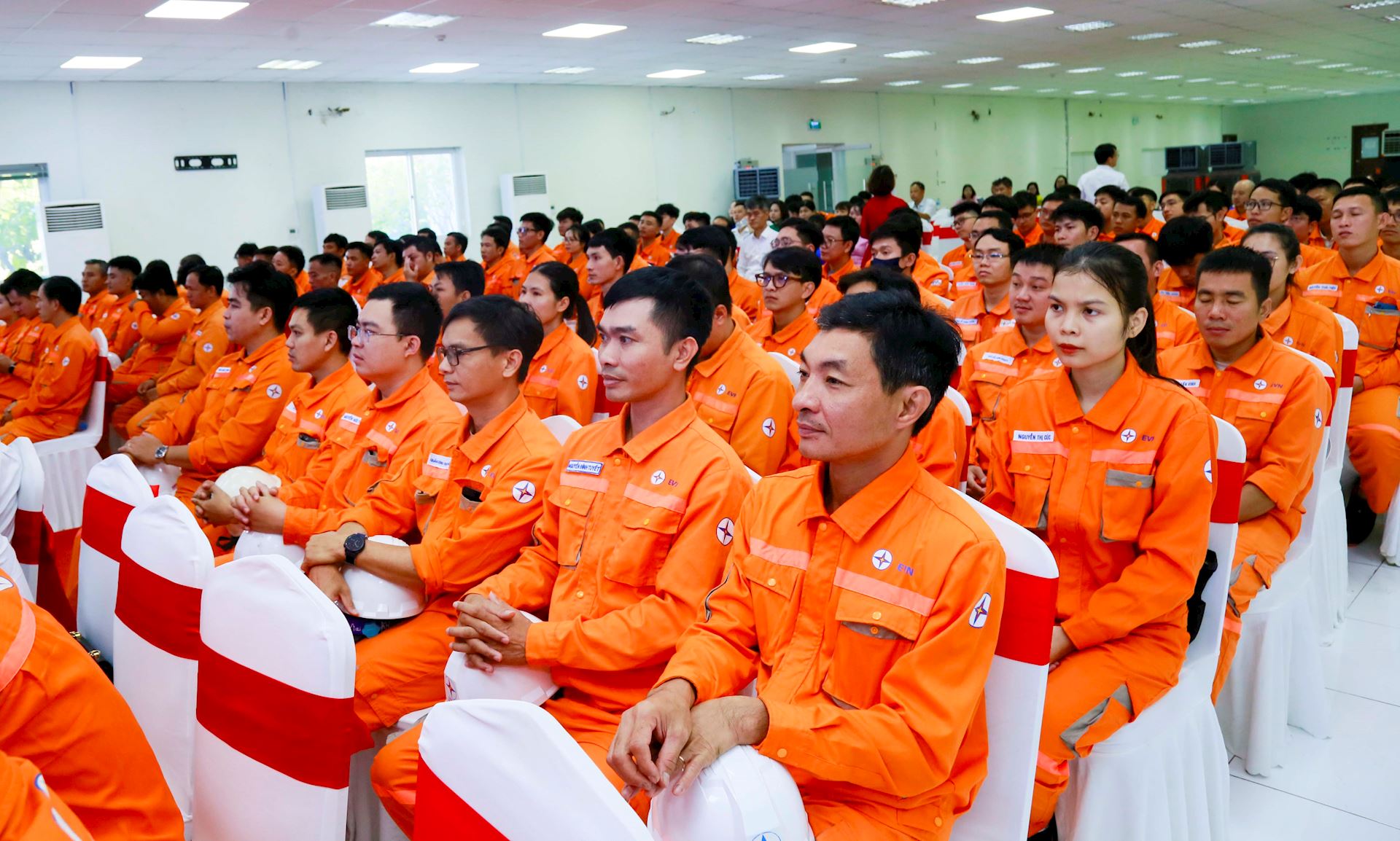 EVN: Phát động phong trào thi đua “Lao động giỏi, năng suất cao, thu nhập tốt” trong CNVCLĐ giai đoạn 2026-2031. 1