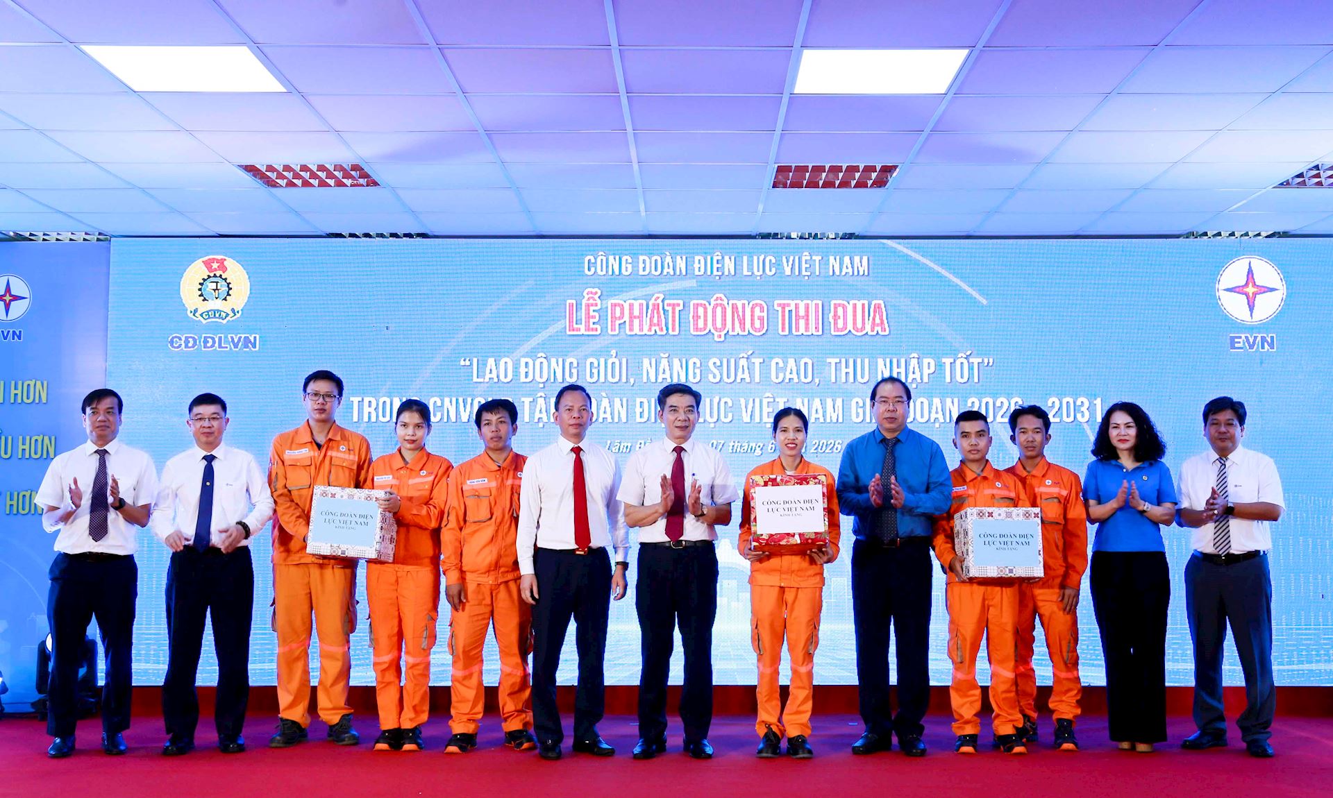 EVN: Phát động phong trào thi đua “Lao động giỏi, năng suất cao, thu nhập tốt” trong CNVCLĐ giai đoạn 2026-2031. 14