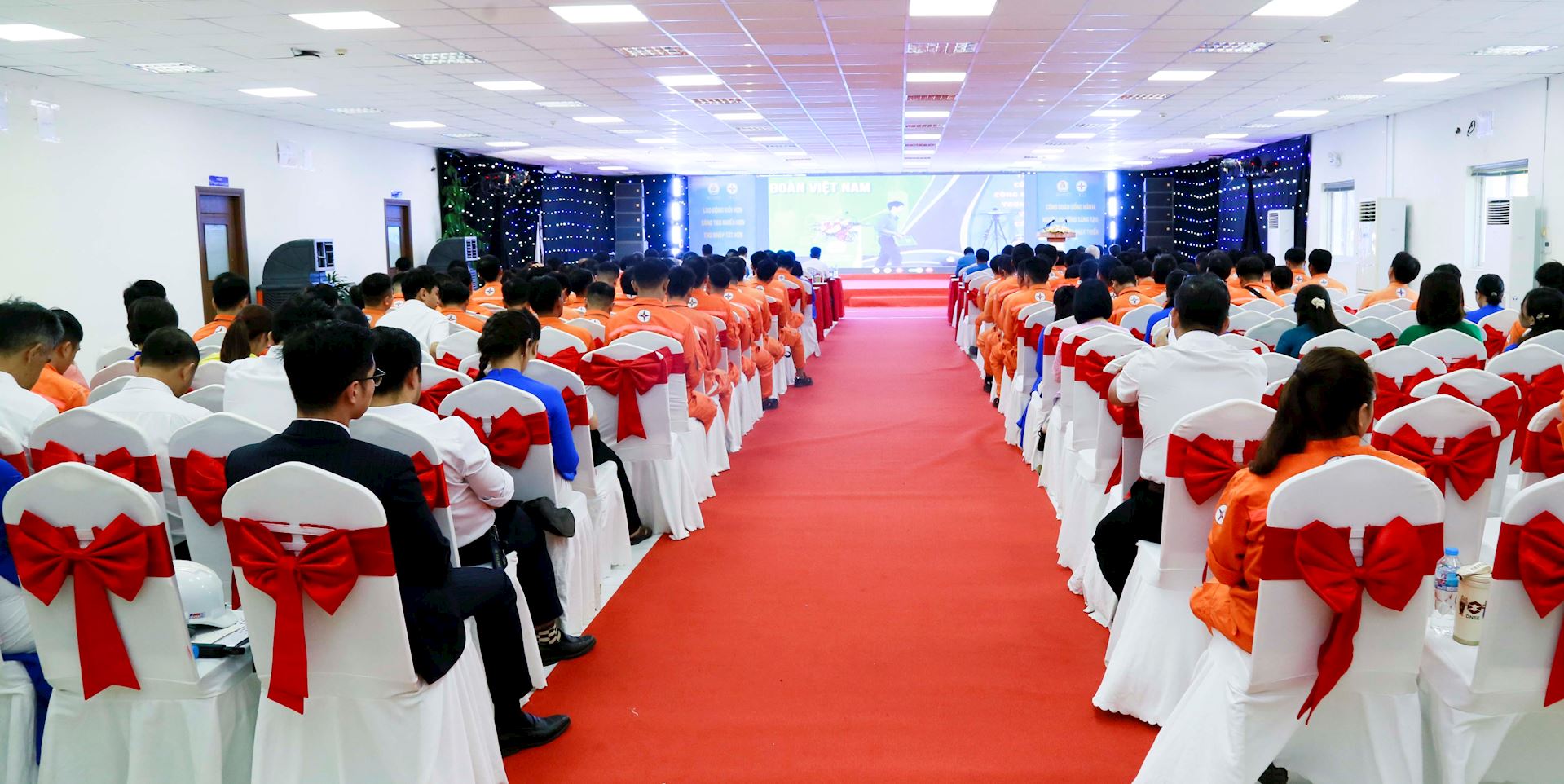 EVN: Phát động phong trào thi đua “Lao động giỏi, năng suất cao, thu nhập tốt” trong CNVCLĐ giai đoạn 2026-2031. 2