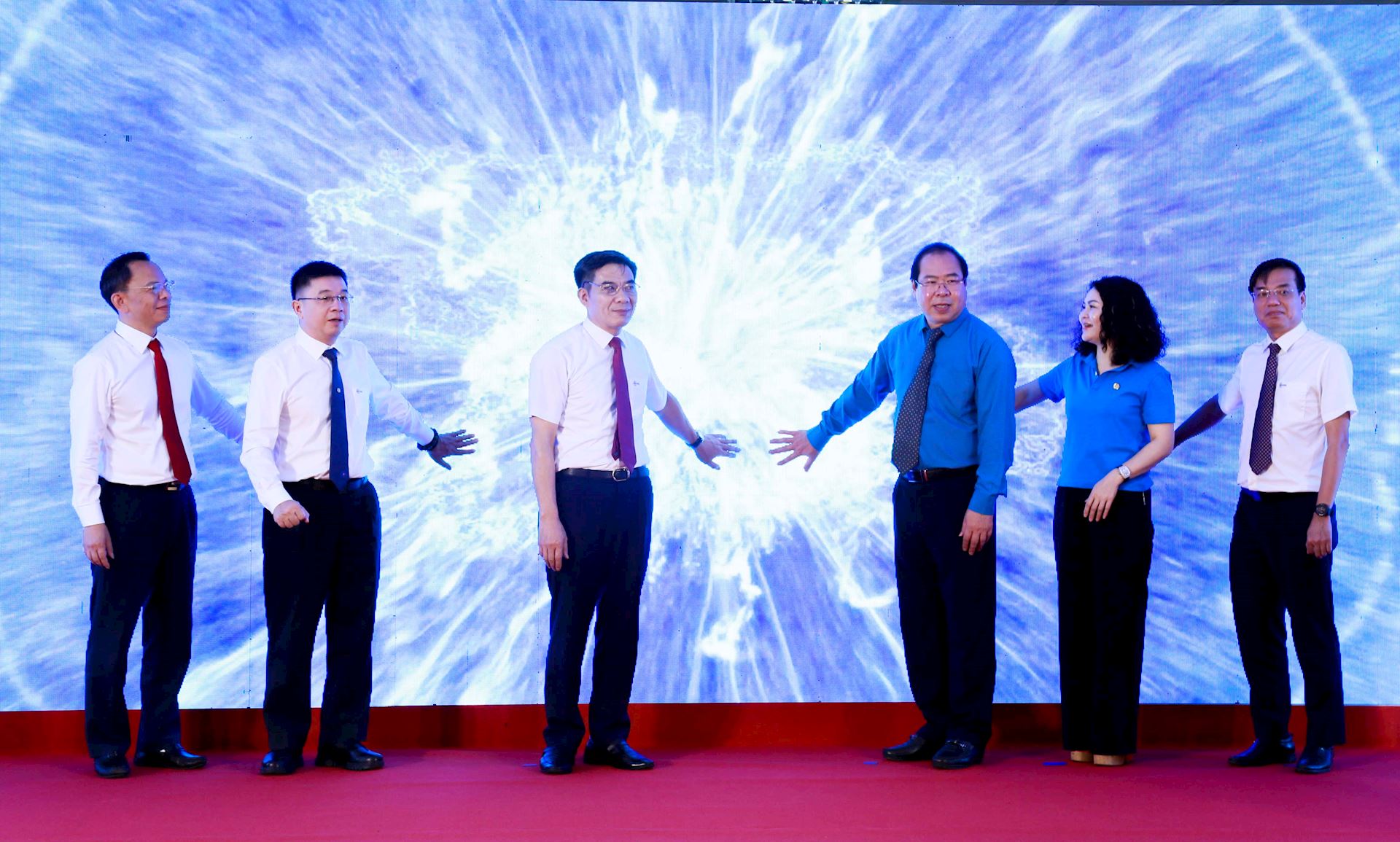 EVN: Phát động phong trào thi đua “Lao động giỏi, năng suất cao, thu nhập tốt” trong CNVCLĐ giai đoạn 2026-2031. 3
