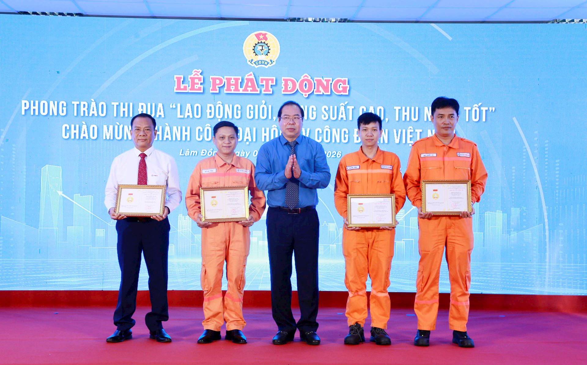 EVN: Phát động phong trào thi đua “Lao động giỏi, năng suất cao, thu nhập tốt” trong CNVCLĐ giai đoạn 2026-2031. 4