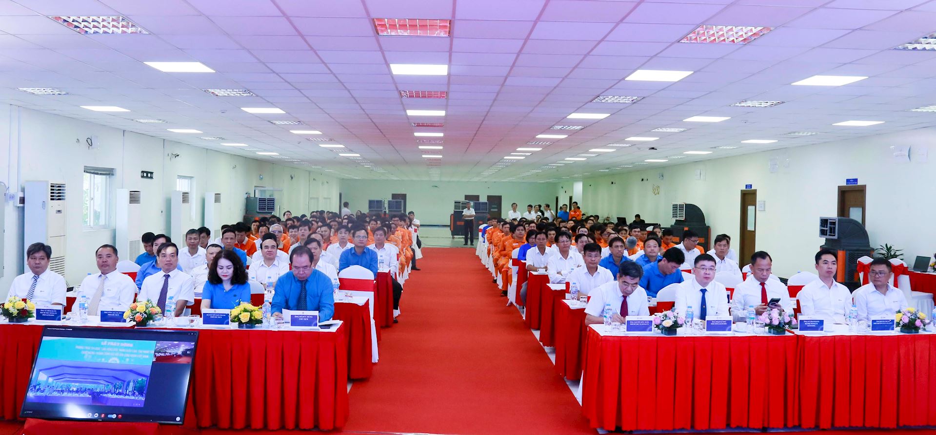 EVN: Phát động phong trào thi đua “Lao động giỏi, năng suất cao, thu nhập tốt” trong CNVCLĐ giai đoạn 2026-2031.