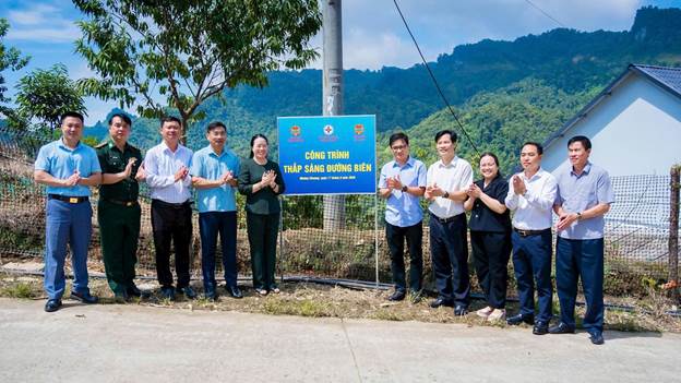 EVNHANOI chung tay “Thắp sáng đường biên” tại Mường Khương 1