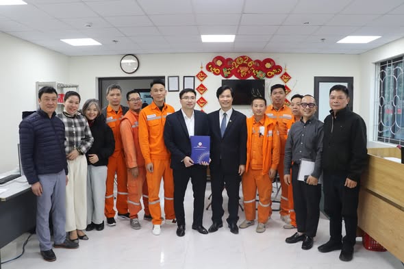 EVNHANOI thăm, động viên lực lượng ứng trực đảm bảo điện Tết Bính Ngọ 2026 1