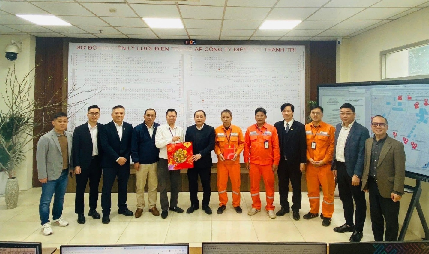 EVNHANOI thăm, động viên lực lượng ứng trực đảm bảo điện Tết Bính Ngọ 2026