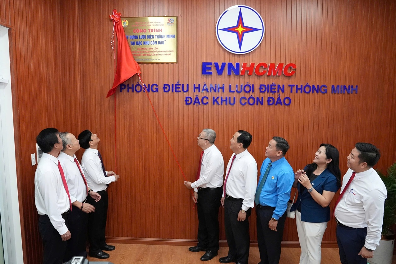 EVNHCMC gắn biển công trình thi đua “Xây dựng lưới điện thông minh tại Đặc khu Côn Đảo” 1