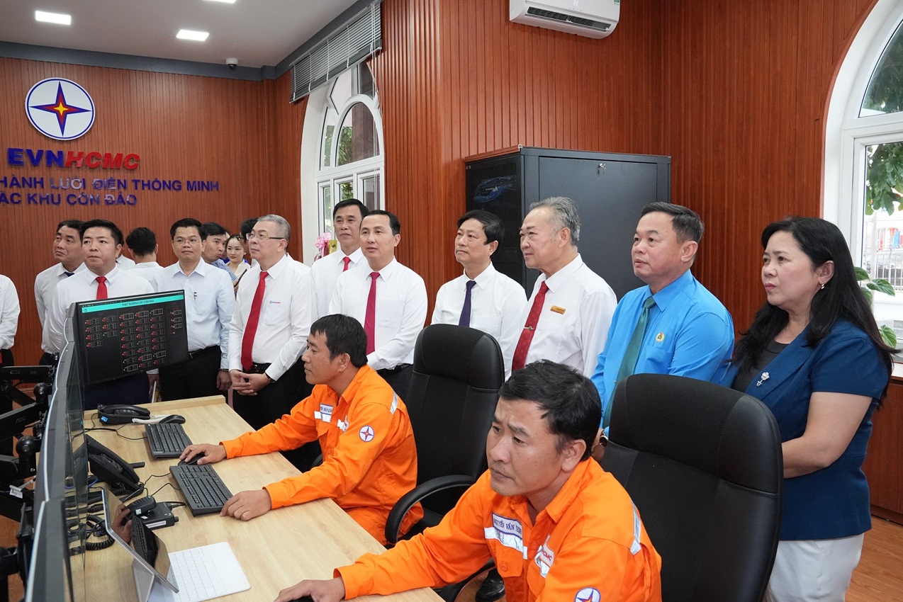 EVNHCMC gắn biển công trình thi đua “Xây dựng lưới điện thông minh tại Đặc khu Côn Đảo” 2