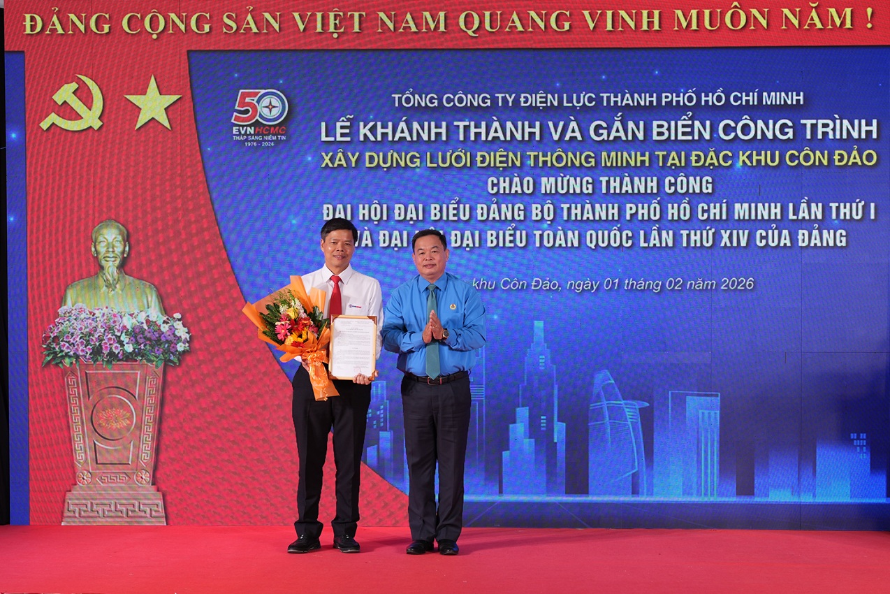 EVNHCMC gắn biển công trình thi đua “Xây dựng lưới điện thông minh tại Đặc khu Côn Đảo”