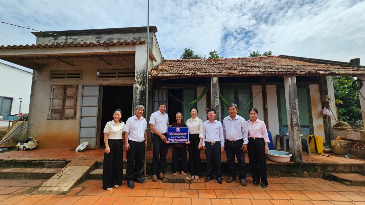 EVNHCMC hỗ trợ 120 triệu đồng xây nhà cho các hộ khó khăn tại xã Đất Đỏ 1