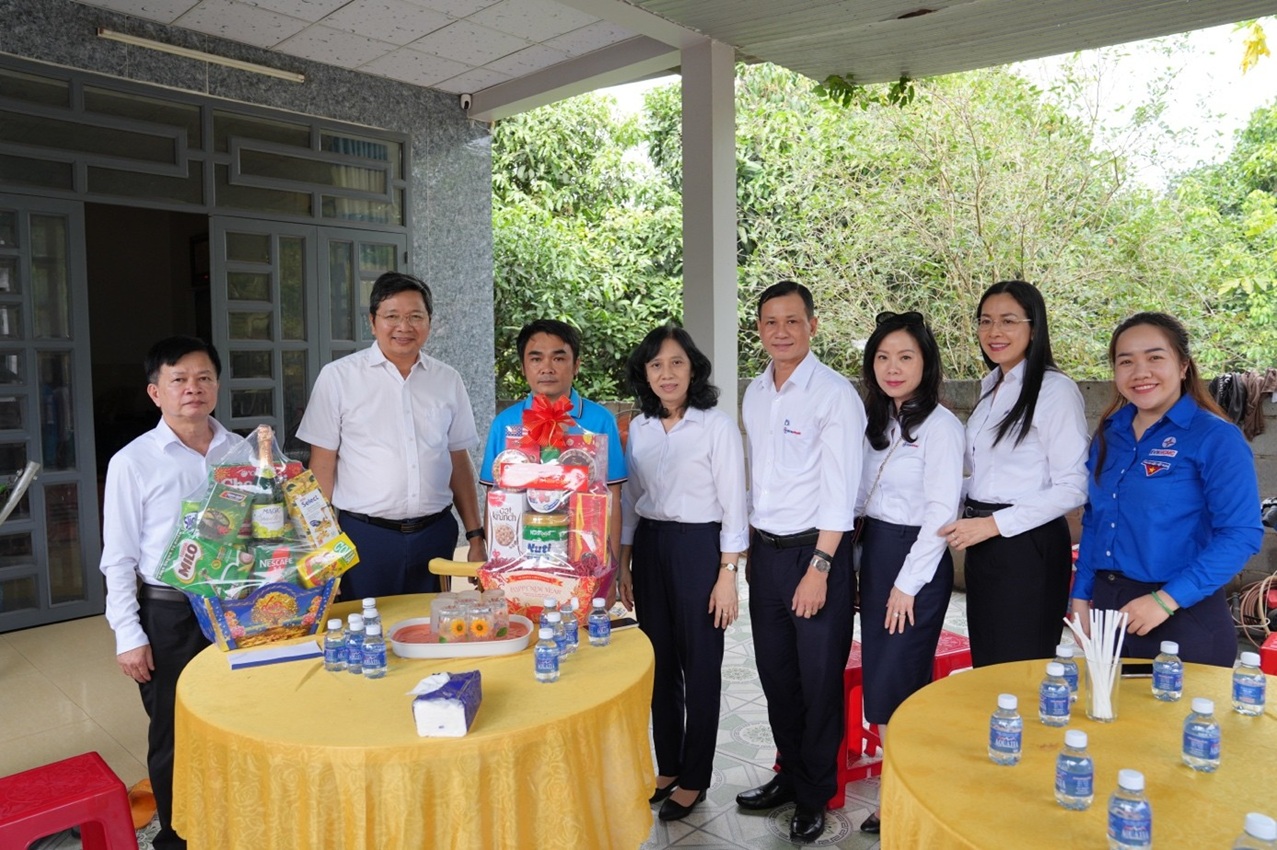 EVNHCMC thăm hỏi, tặng quà người lao động Công ty Điện lực Đất Đỏ, Công ty Điện lực Vũng Tàu nhân dịp Tết Bính Ngọ 1