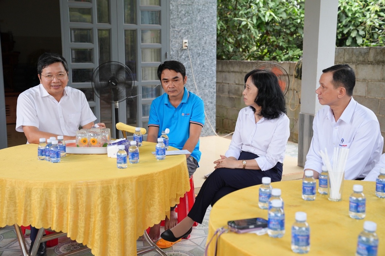 EVNHCMC thăm hỏi, tặng quà người lao động Công ty Điện lực Đất Đỏ, Công ty Điện lực Vũng Tàu nhân dịp Tết Bính Ngọ