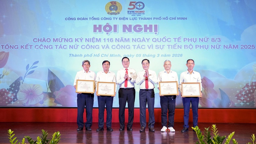EVNHCMC tôn vinh nữ CBCNV nhân Ngày Quốc tế Phụ nữ 8/3 4
