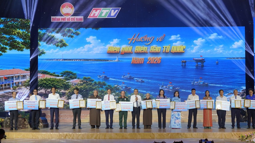 EVNHCMC trao hơn 4 tỷ đồng hướng về biên giới, biển, đảo Tổ quốc