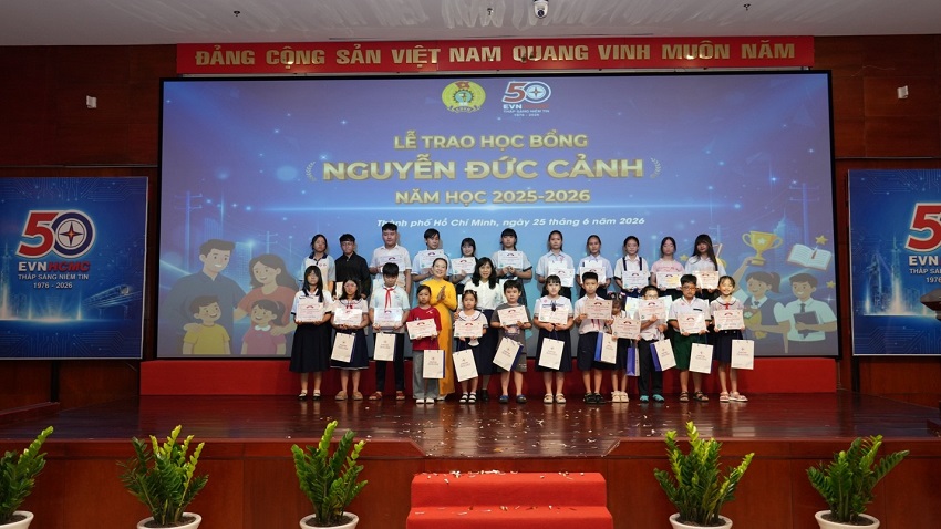 EVNHCMC tuyên dương học sinh giỏi, trao học bổng Nguyễn Đức Cảnh và biểu dương gia đình CNVC-LĐ tiêu biểu năm 2026 1