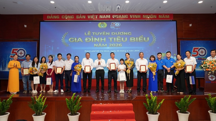 EVNHCMC tuyên dương học sinh giỏi, trao học bổng Nguyễn Đức Cảnh và biểu dương gia đình CNVC-LĐ tiêu biểu năm 2026 5