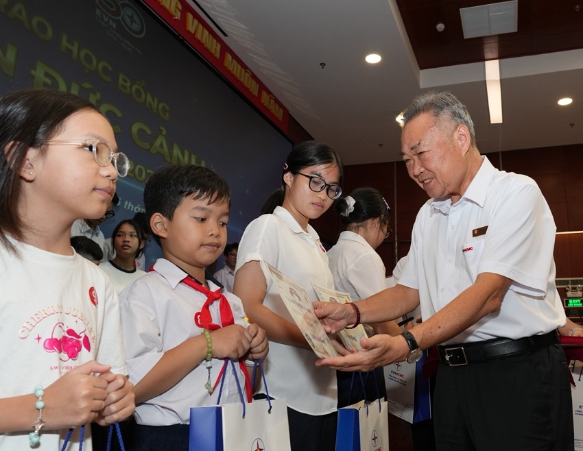 EVNHCMC tuyên dương học sinh giỏi, trao học bổng Nguyễn Đức Cảnh và biểu dương gia đình CNVC-LĐ tiêu biểu năm 2026
