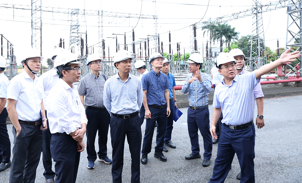 EVNNPT động viên người lao động trực vận hành mùa nắng nóng khu vực phía Bắc nhân dịp Tháng Công nhân 2026 2