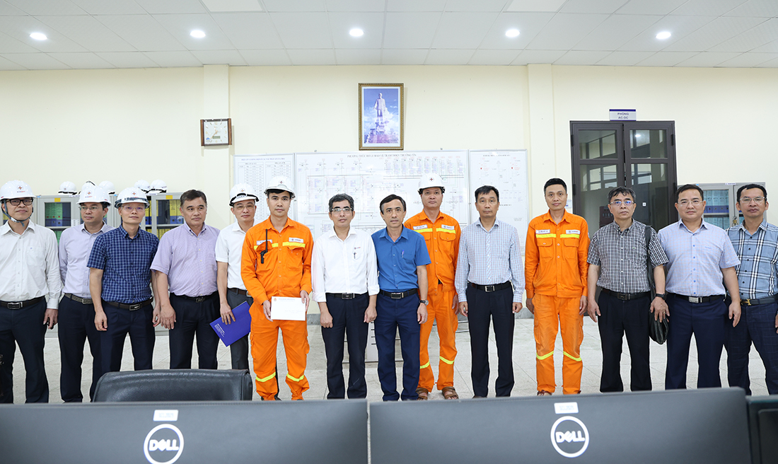 EVNNPT động viên người lao động trực vận hành mùa nắng nóng khu vực phía Bắc nhân dịp Tháng Công nhân 2026 3