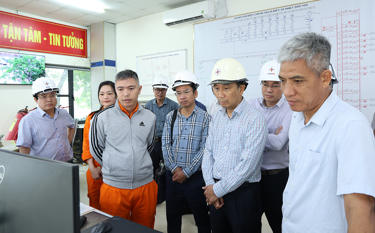 EVNNPT động viên người lao động trực vận hành mùa nắng nóng khu vực phía Bắc nhân dịp Tháng Công nhân 2026