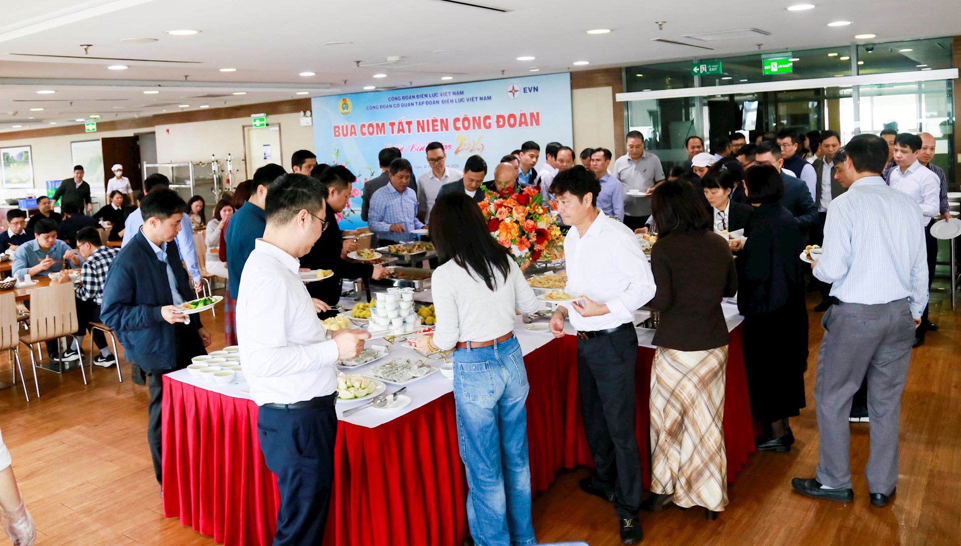 Gắn kết với bữa cơm tất niên Công đoàn Cơ quan EVN 1