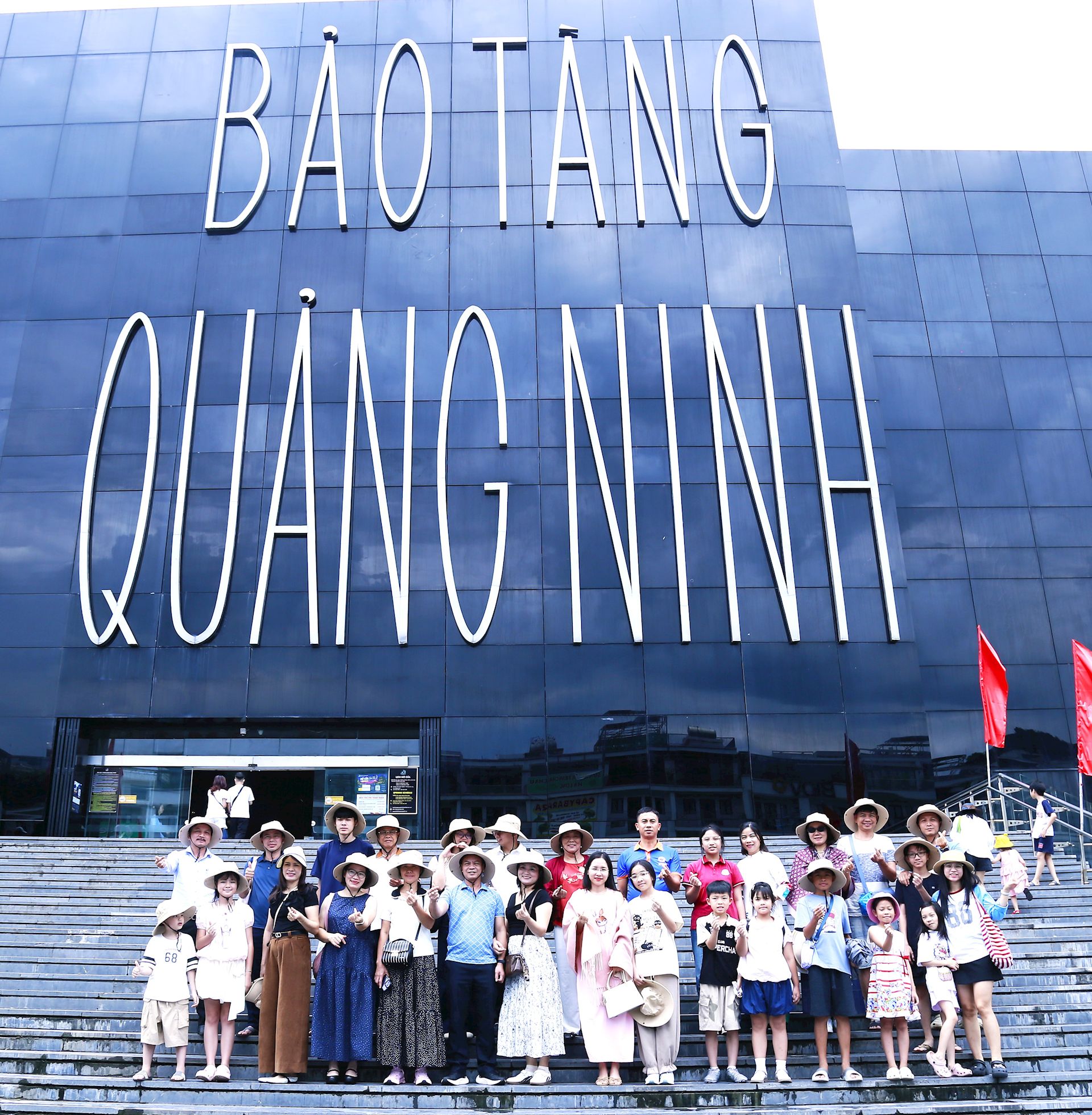 Gia đình CBCNV tiêu biểu và học sinh xuất sắc EVN trải nghiệm thực tế tại Quảng Ninh 2