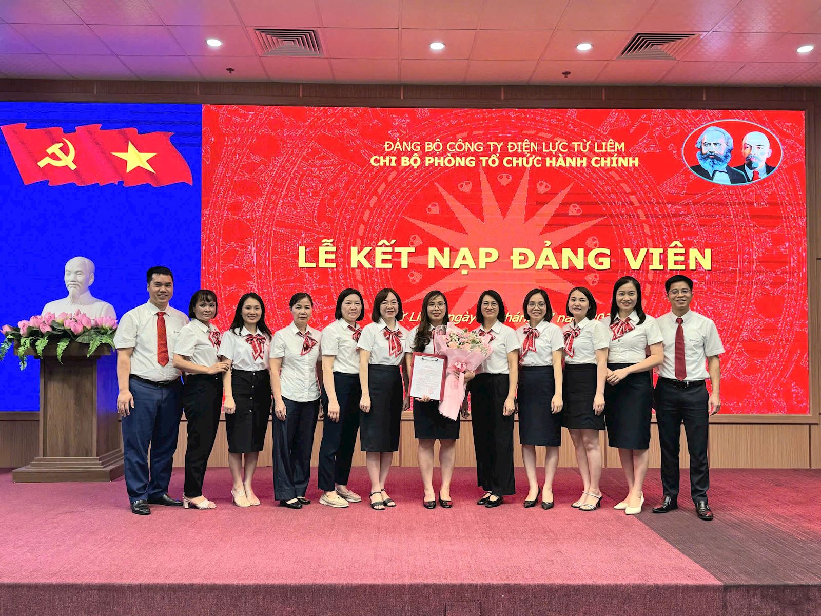 Hoa nở từ quá trình rèn luyện và phấn đấu – Lễ kết nạp Đảng viên của Chi bộ Phòng Tổ chức Hành chính, Đảng bộ Công ty Điện lực Từ Liêm 1