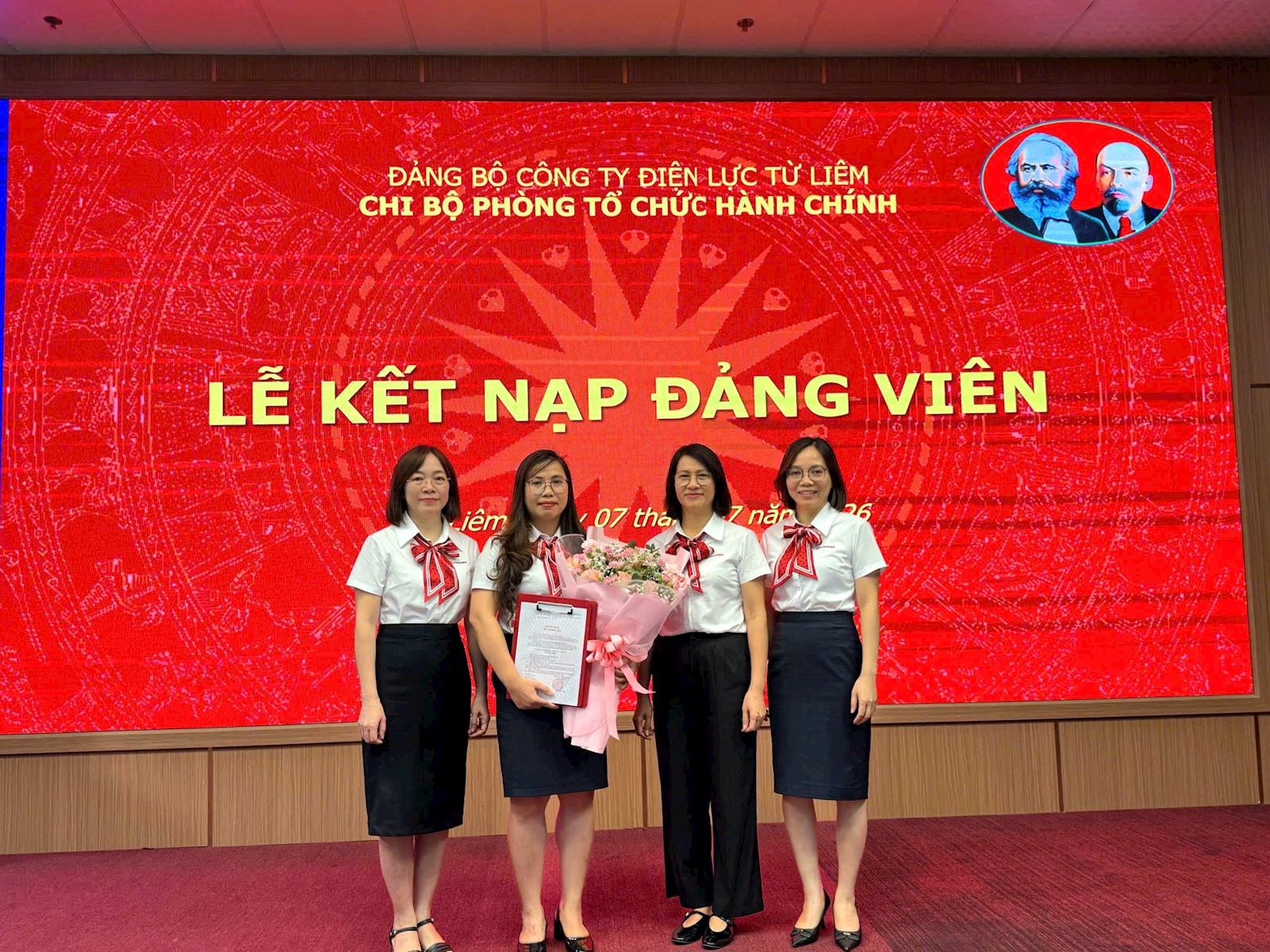 Hoa nở từ quá trình rèn luyện và phấn đấu – Lễ kết nạp Đảng viên của Chi bộ Phòng Tổ chức Hành chính, Đảng bộ Công ty Điện lực Từ Liêm 2