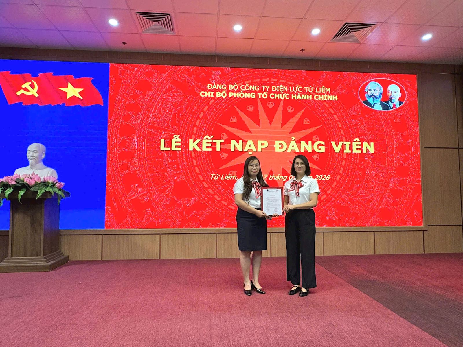 Hoa nở từ quá trình rèn luyện và phấn đấu – Lễ kết nạp Đảng viên của Chi bộ Phòng Tổ chức Hành chính, Đảng bộ Công ty Điện lực Từ Liêm
