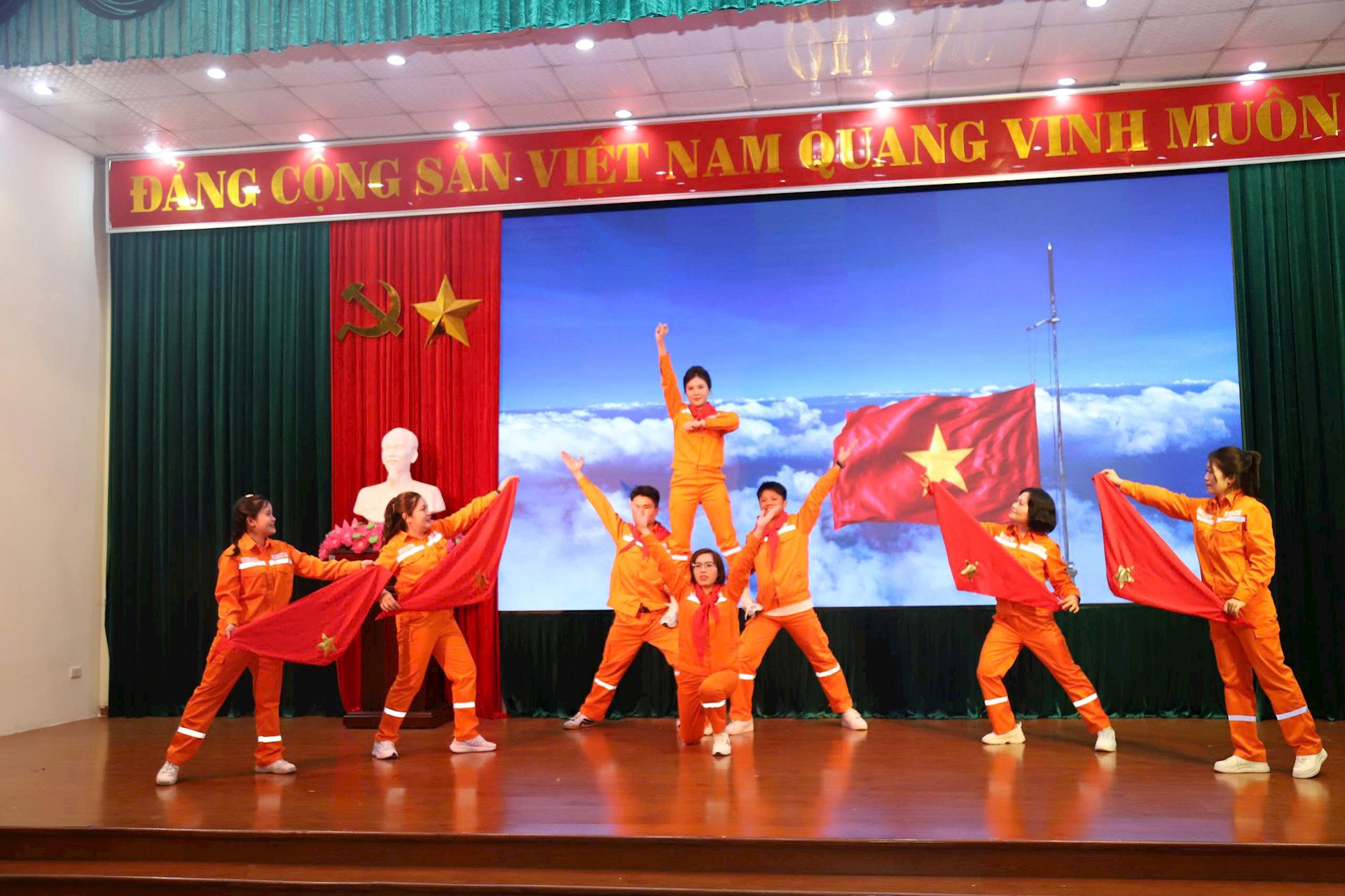 Hội thi dân vũ “Phụ nữ Công ty Điện lực Sơn La Kết nối -Tự tin -Tỏa sáng” 3