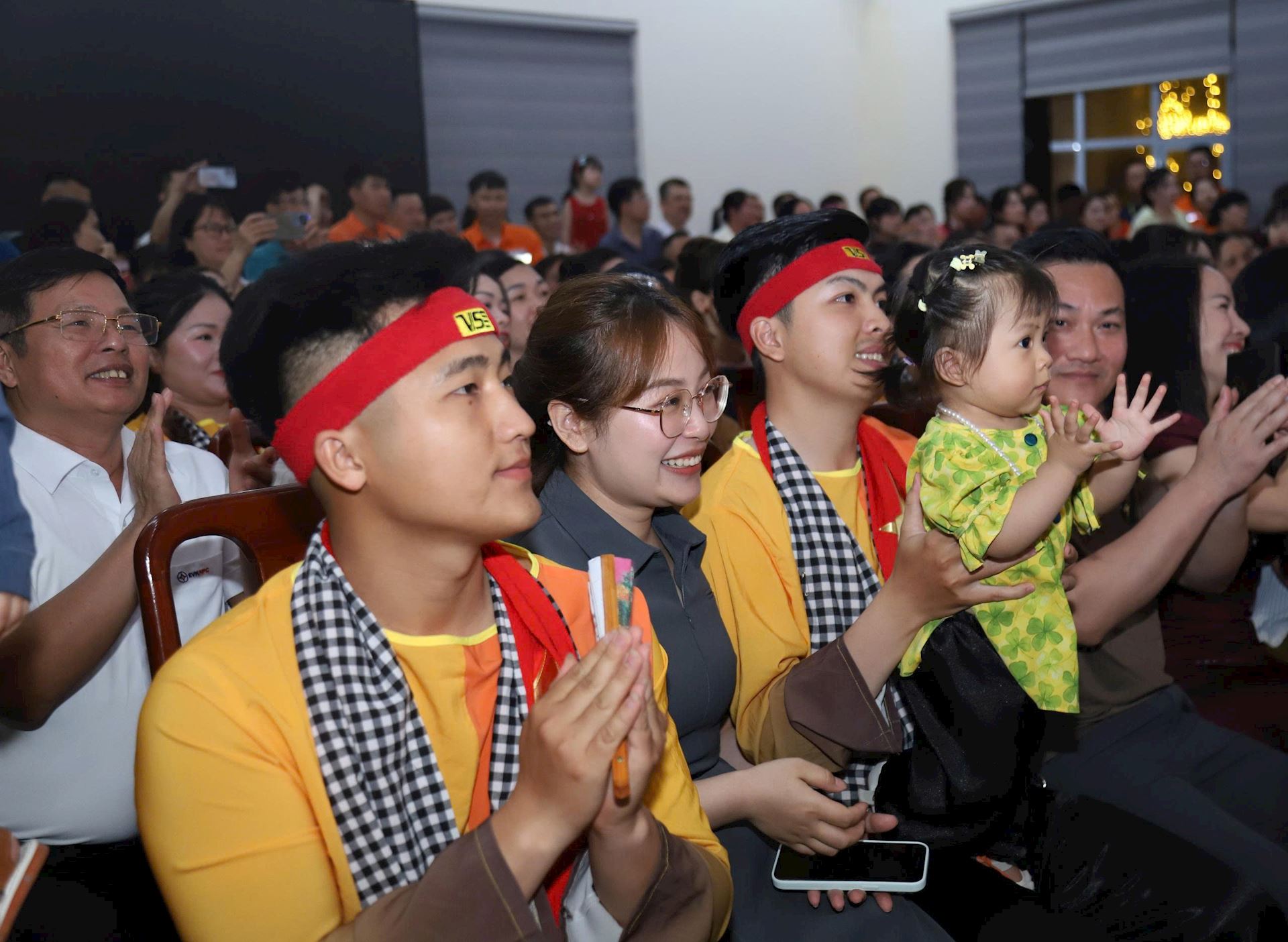 Hội thi dân vũ “Phụ nữ Công ty Điện lực Sơn La Kết nối -Tự tin -Tỏa sáng” 5