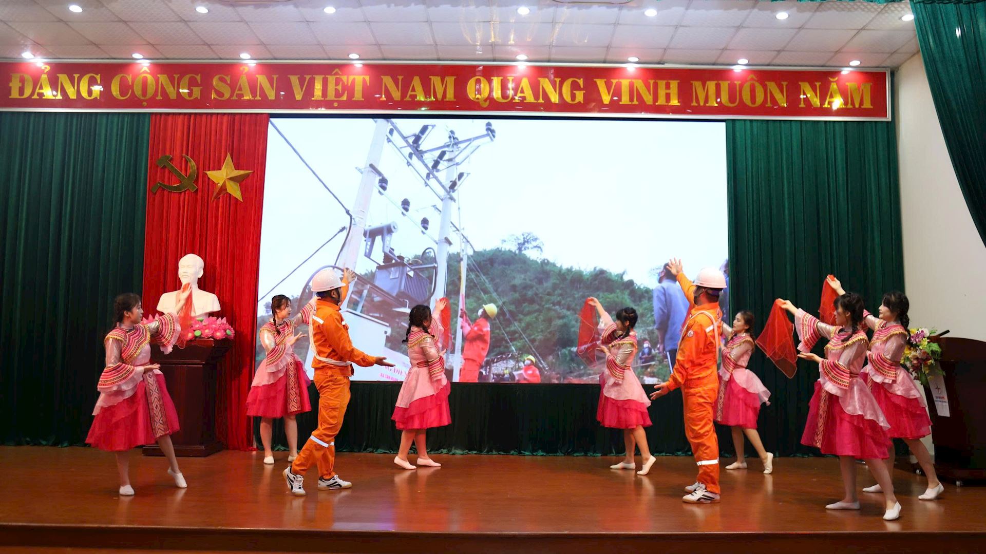 Hội thi dân vũ “Phụ nữ Công ty Điện lực Sơn La Kết nối -Tự tin -Tỏa sáng”