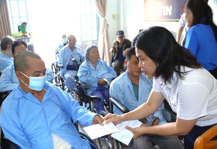 KHPC trao 250 suất quà Tết cho bệnh nhân hiểm nghèo