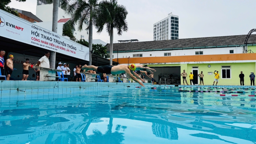 Lần đầu tiên EVNNPT tổ chức Hội thi bơi CBCNVLĐ 2