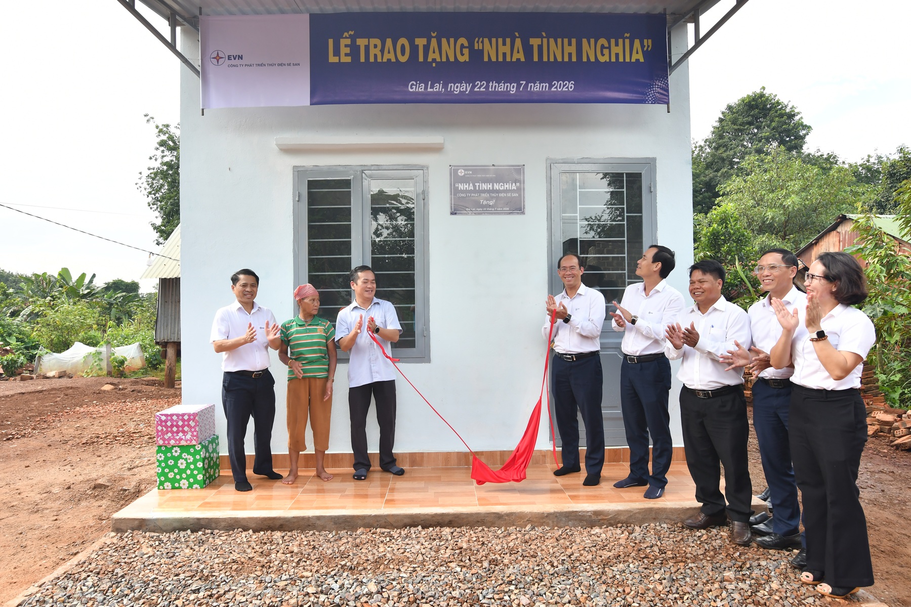 Lan tỏa nghĩa tình từ mái ấm mới – Công ty Phát triển Thủy điện Sê San trao tặng nhà tình nghĩa cho hộ gia đình khó khăn tại làng Bi, xã Ia O, tỉnh Gia Lai