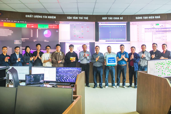 Lãnh đạo EVN thăm hỏi, động viên kỹ sư EVNICT trực Tết 2