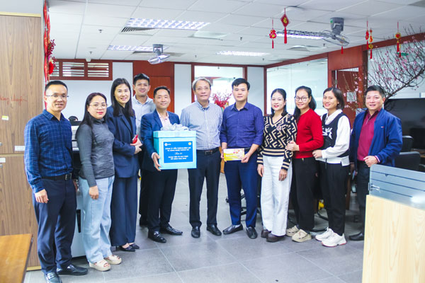 Lãnh đạo EVN thăm hỏi, động viên kỹ sư EVNICT trực Tết 3