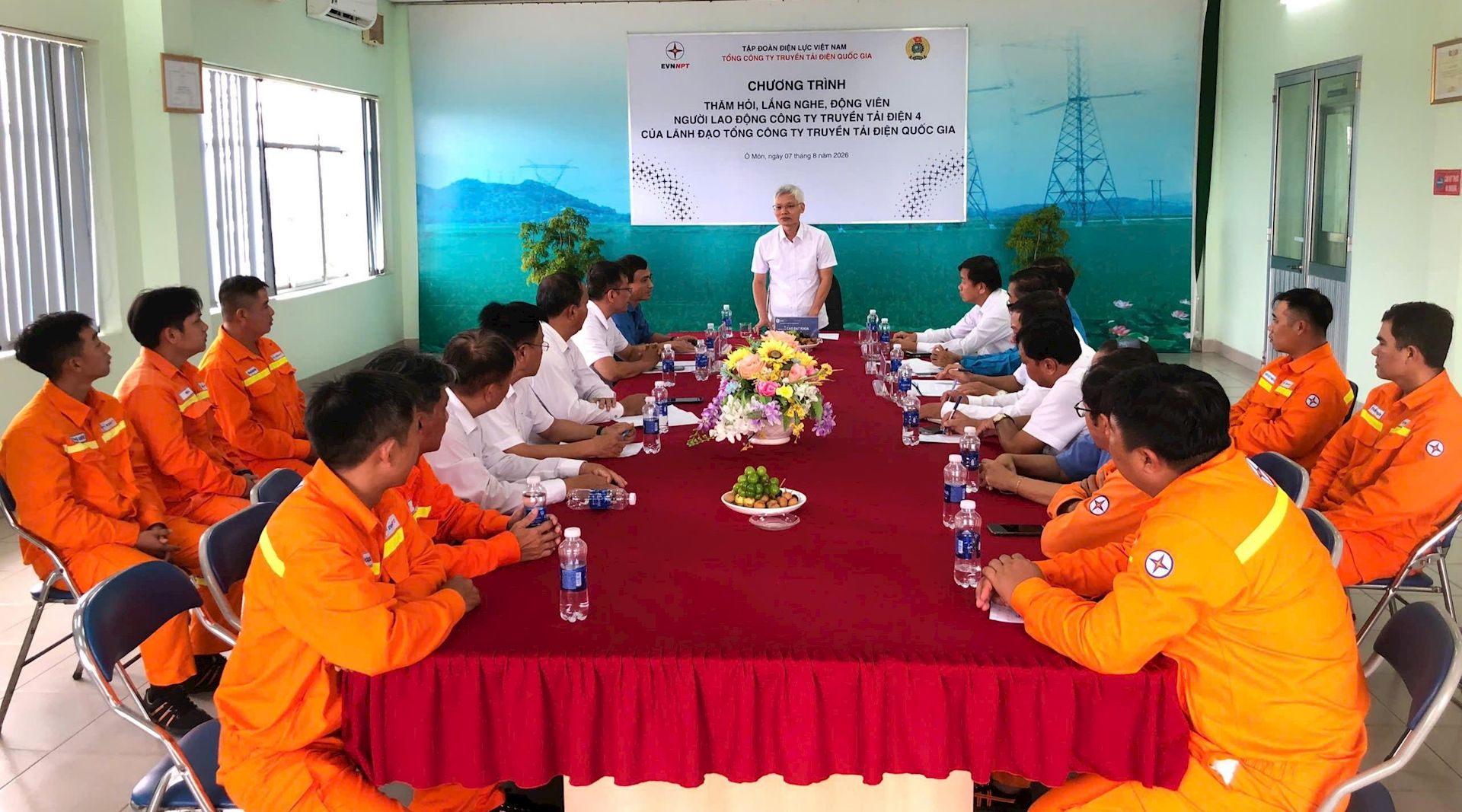 Lãnh đạo EVNNPT thăm hỏi, lắng nghe và động viên người lao động tại Truyền tải điện Cần Thơ 5