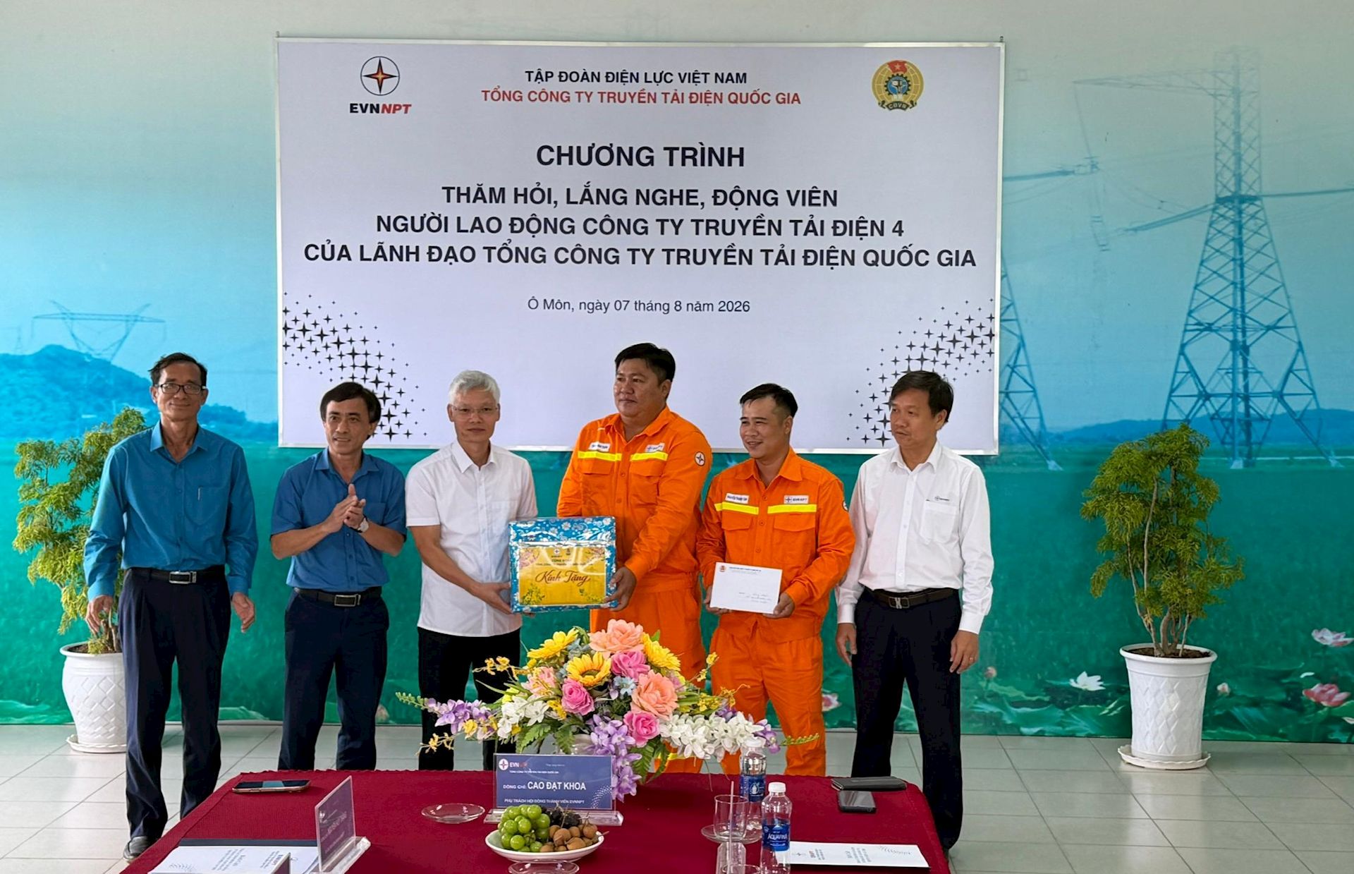 Lãnh đạo EVNNPT thăm hỏi, lắng nghe và động viên người lao động tại Truyền tải điện Cần Thơ 6