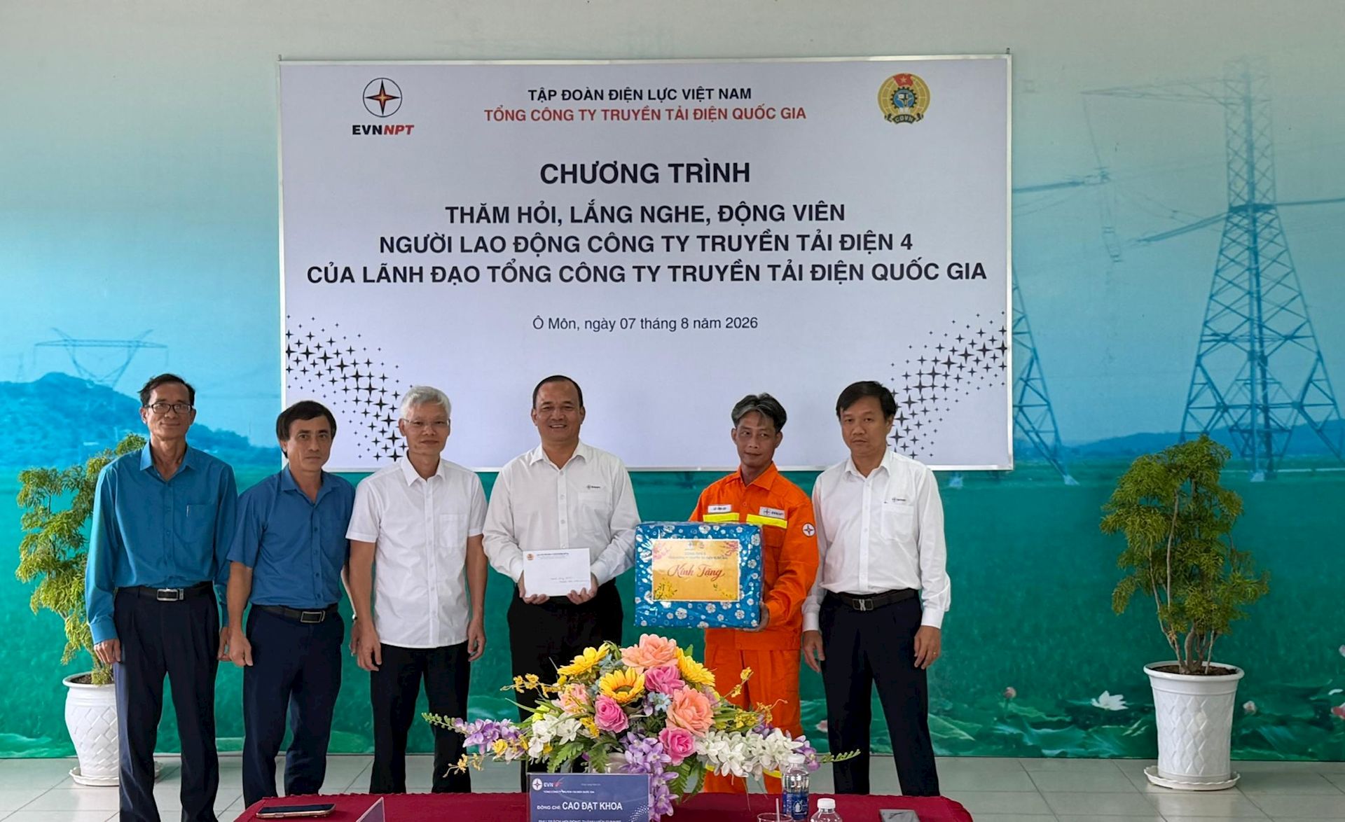 Lãnh đạo EVNNPT thăm hỏi, lắng nghe và động viên người lao động tại Truyền tải điện Cần Thơ 7