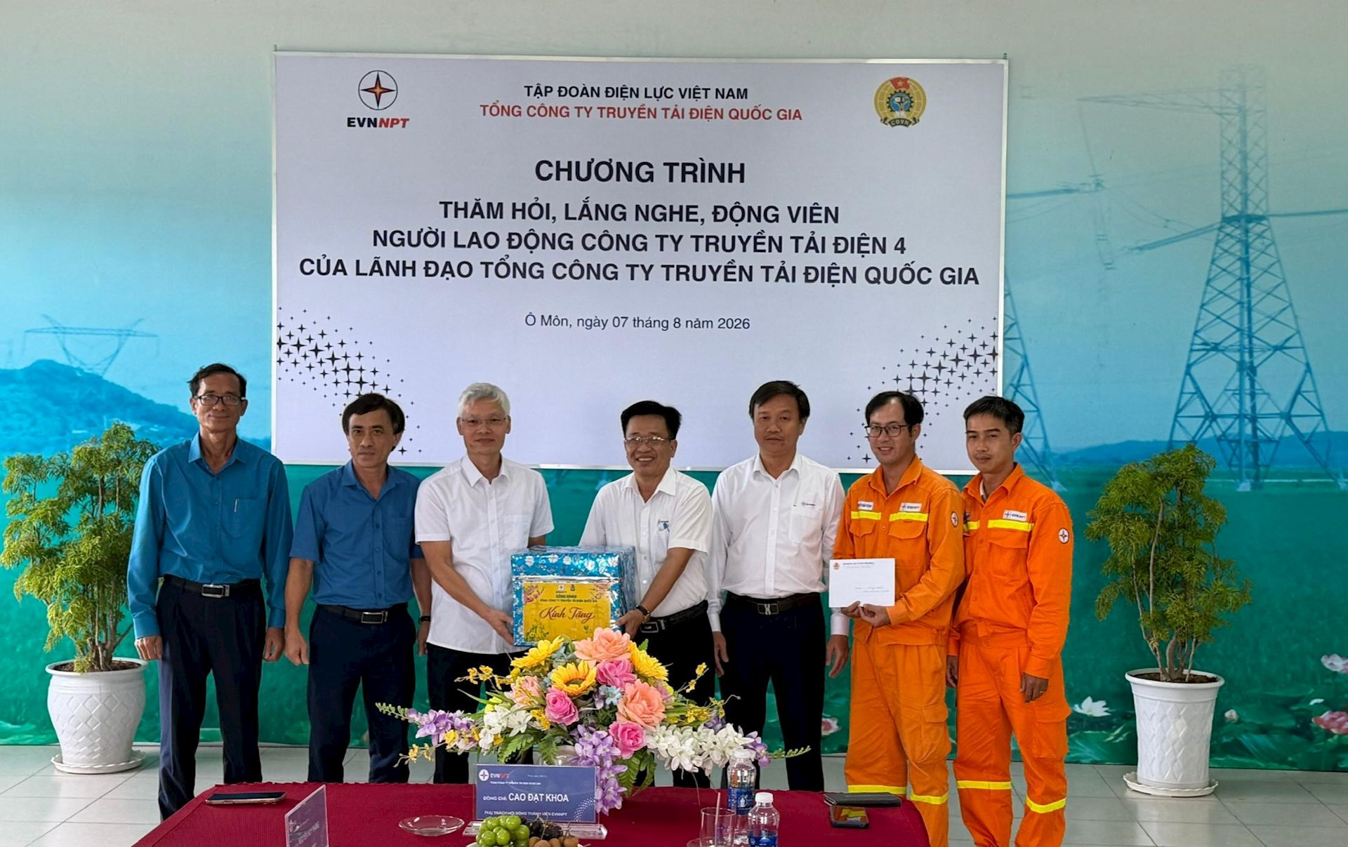 Lãnh đạo EVNNPT thăm hỏi, lắng nghe và động viên người lao động tại Truyền tải điện Cần Thơ 8