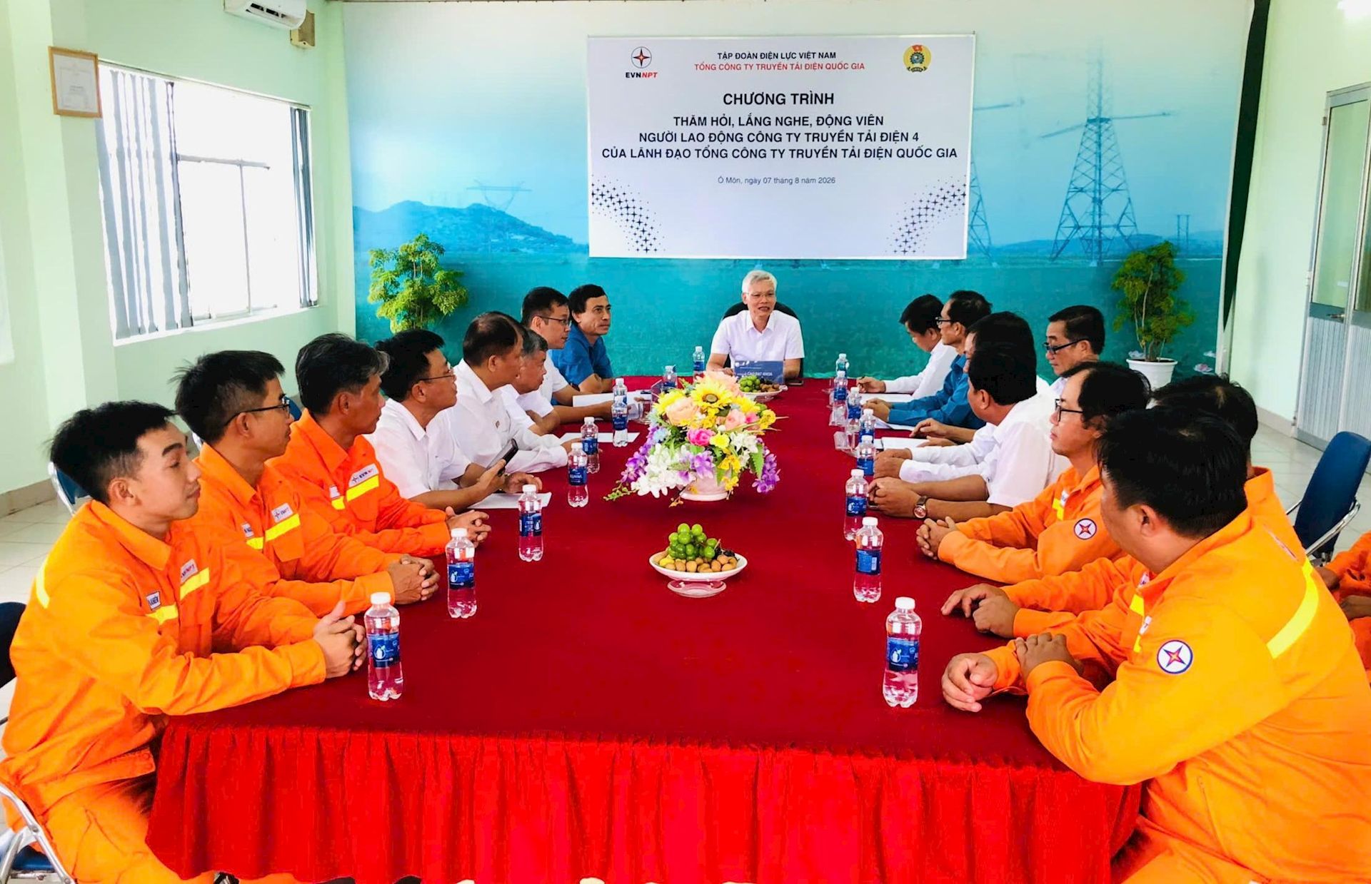 Lãnh đạo EVNNPT thăm hỏi, lắng nghe và động viên người lao động tại Truyền tải điện Cần Thơ