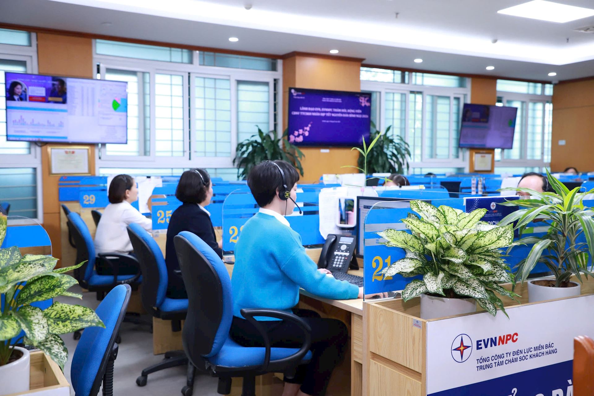 Lãnh đạo Tập đoàn và Công đoàn Điện lực Việt Nam thăm, chúc Tết cán bộ nhân viên khối chăm sóc khách hàng 1