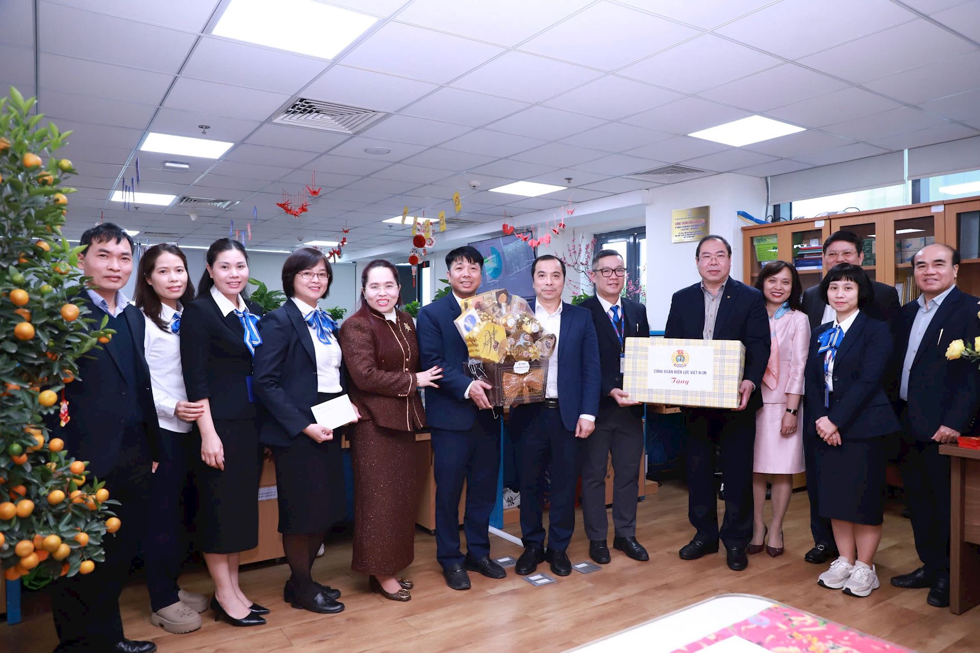 Lãnh đạo Tập đoàn và Công đoàn Điện lực Việt Nam thăm, chúc Tết cán bộ nhân viên khối chăm sóc khách hàng 2