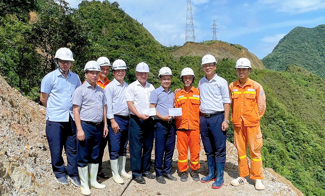 Lãnh đạo và Công đoàn EVNNPT động viên lực lượng thi công Dự án đường dây 220kV Than Uyên – Lào Cai, chung tay hỗ trợ người dân xã Mường Than 1