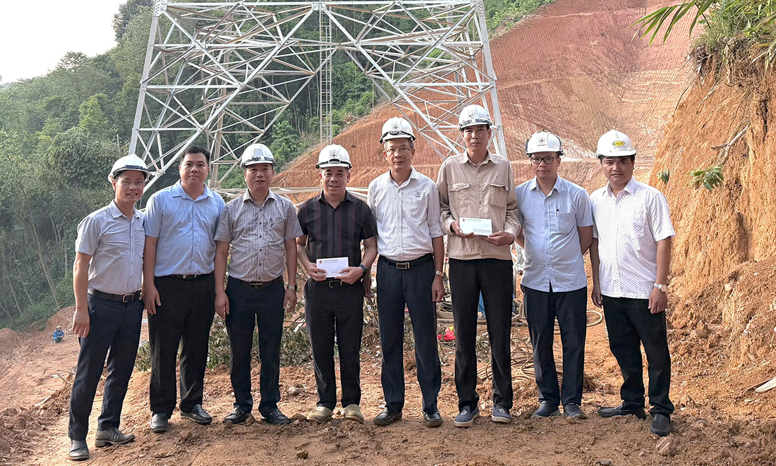 Lãnh đạo và Công đoàn EVNNPT động viên lực lượng thi công Dự án đường dây 220kV Than Uyên – Lào Cai, chung tay hỗ trợ người dân xã Mường Than