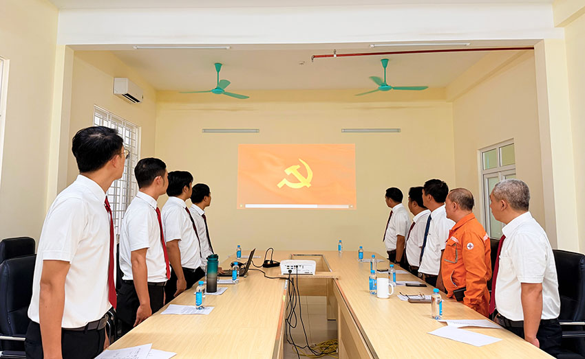 Lao động trẻ và “ngọn lửa” Điện Biên trong Lễ kết nạp đảng 