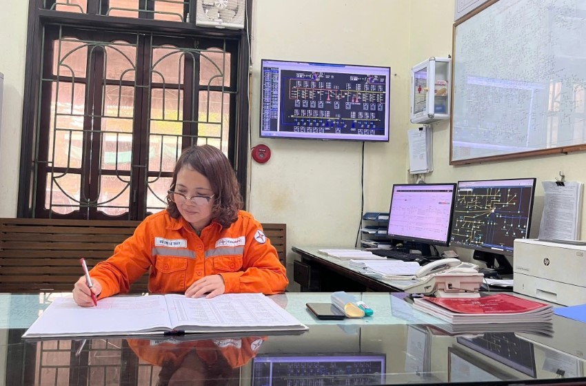 Nét đẹp nữ nhân viên ngành Điện: Chị Vũ Thị Lệ Thủy – tận tâm với nghề, trọn vẹn với gia đình